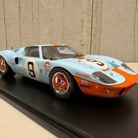 Ford GT 40 No.9 Winner 24H Le Mans 1968 - P. Rodriguez - L. Bianchi - With Acrylic Cover - 1:18 Scale Resin Model Car