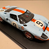 Ford GT 40 No.9 Winner 24H Le Mans 1968 - P. Rodriguez - L. Bianchi - With Acrylic Cover - 1:18 Scale Resin Model Car