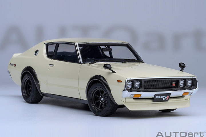 NISSAN SKYLINE 2000 GT-R (KPGC110) TUNED VERSION (WHITE) - 1:18