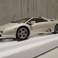 LAMBORGHINI DIABLO SE30 JOTA (BALLON WHITE/PEARL WHITE) 1:18 AUTOART