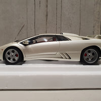 LAMBORGHINI DIABLO SE30 JOTA (BALLON WHITE/PEARL WHITE) 1:18 AUTOART