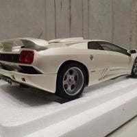 LAMBORGHINI DIABLO SE30 JOTA (BALLON WHITE/PEARL WHITE) 1:18 AUTOART