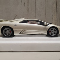 LAMBORGHINI DIABLO SE30 JOTA (BALLON WHITE/PEARL WHITE) 1:18 AUTOART