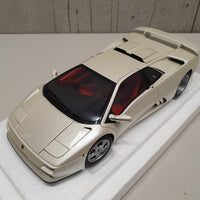 LAMBORGHINI DIABLO SE30 JOTA (BALLON WHITE/PEARL WHITE) 1:18 AUTOART