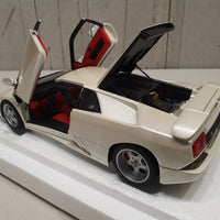 LAMBORGHINI DIABLO SE30 JOTA (BALLON WHITE/PEARL WHITE) 1:18 AUTOART