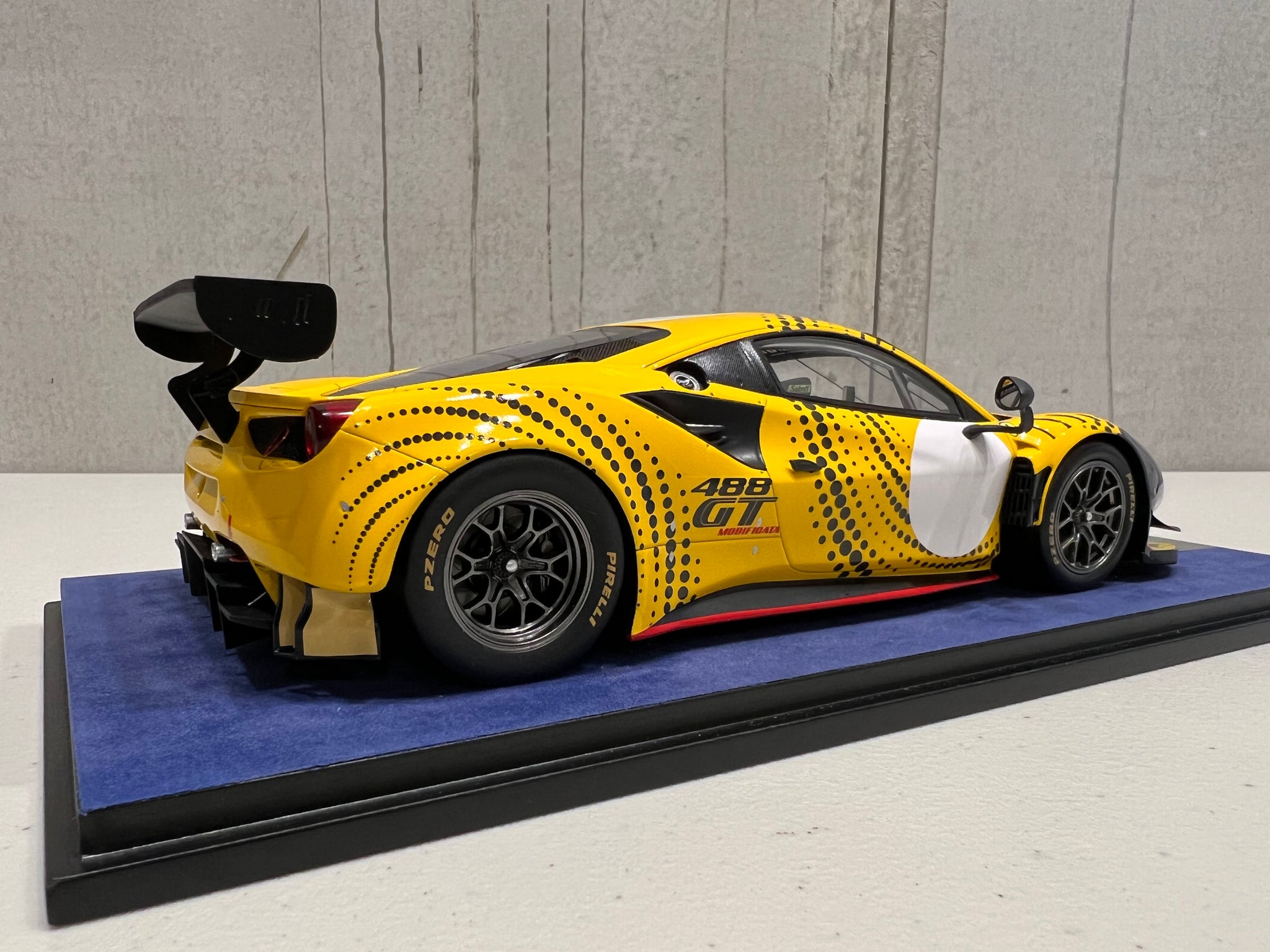 Ferrari 488 GT Modificata - 1:18 Resin Model Car - LookSmart