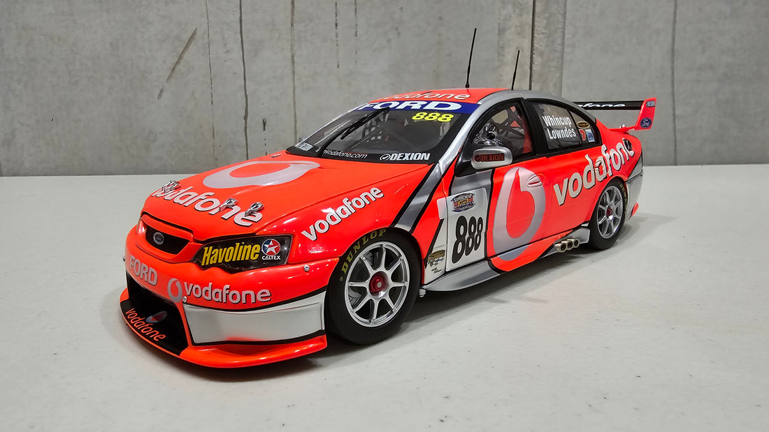 2007 BATHURST WINNER - CRAIG LOWNDES/JAMIE WHINCUP - 1:18 SCALE DIECAST MODEL - CLASSIC CARLECTABLES