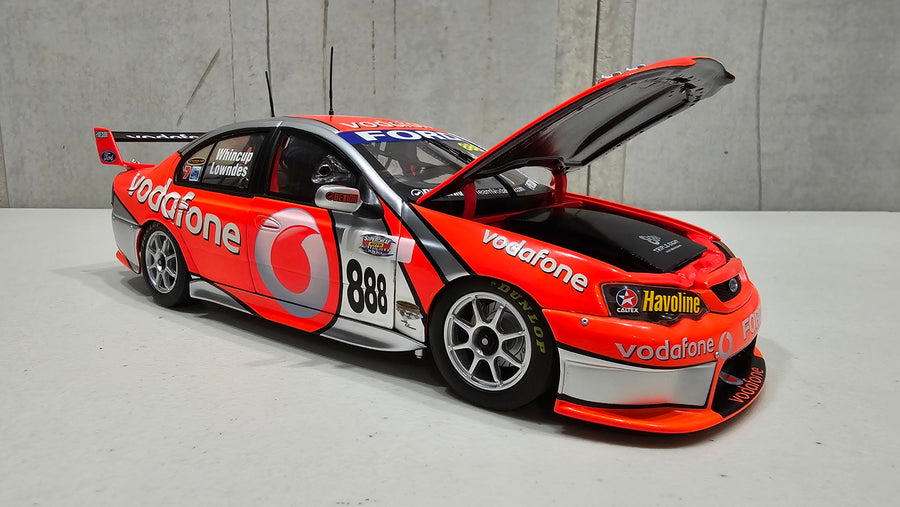 2007 BATHURST WINNER - CRAIG LOWNDES/JAMIE WHINCUP - 1:18 SCALE DIECAST MODEL - CLASSIC CARLECTABLES