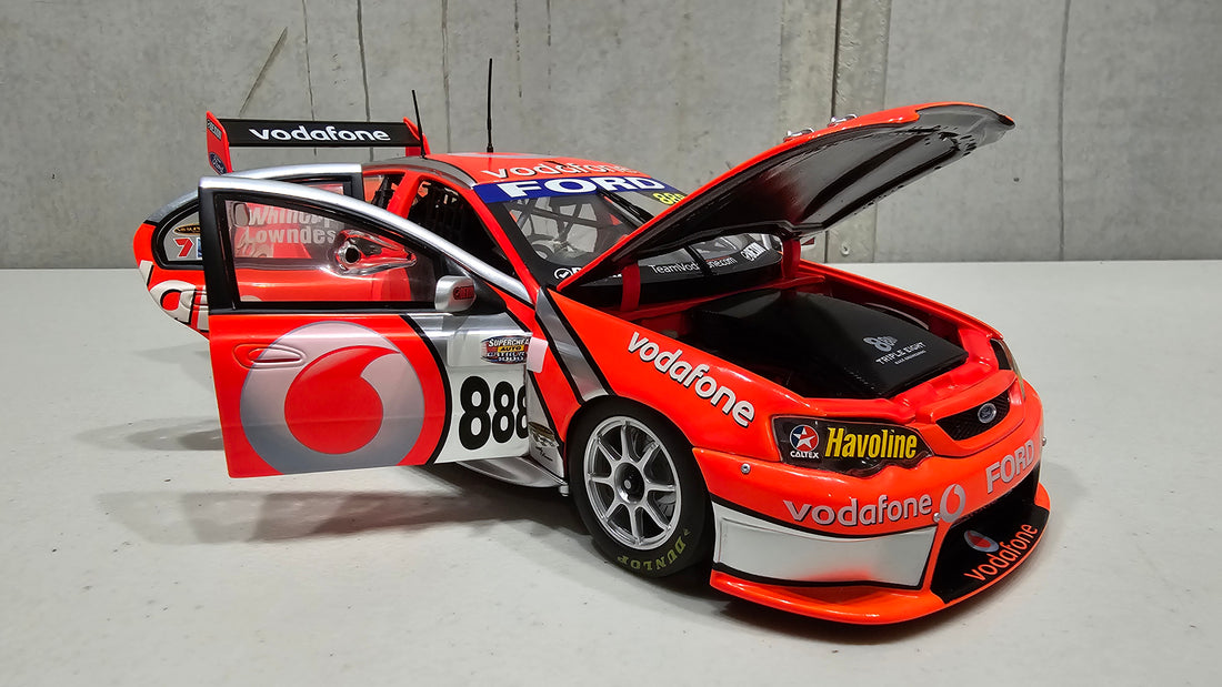 2007 BATHURST WINNER - CRAIG LOWNDES/JAMIE WHINCUP - 1:18 SCALE DIECAST MODEL - CLASSIC CARLECTABLES