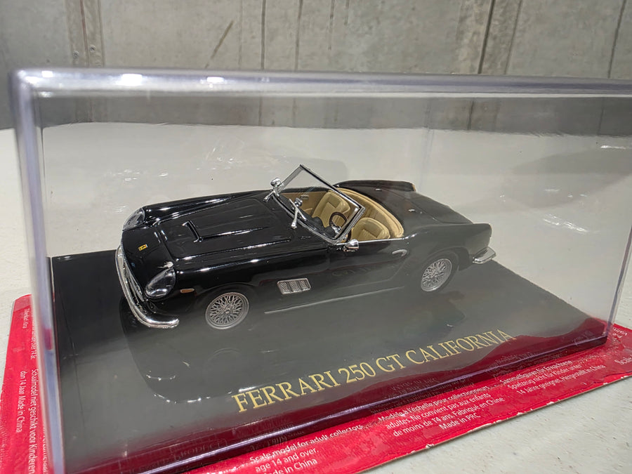 FERRARI 250 GT CALIFORNIA - 1:43 SCALE DIECAST MODEL