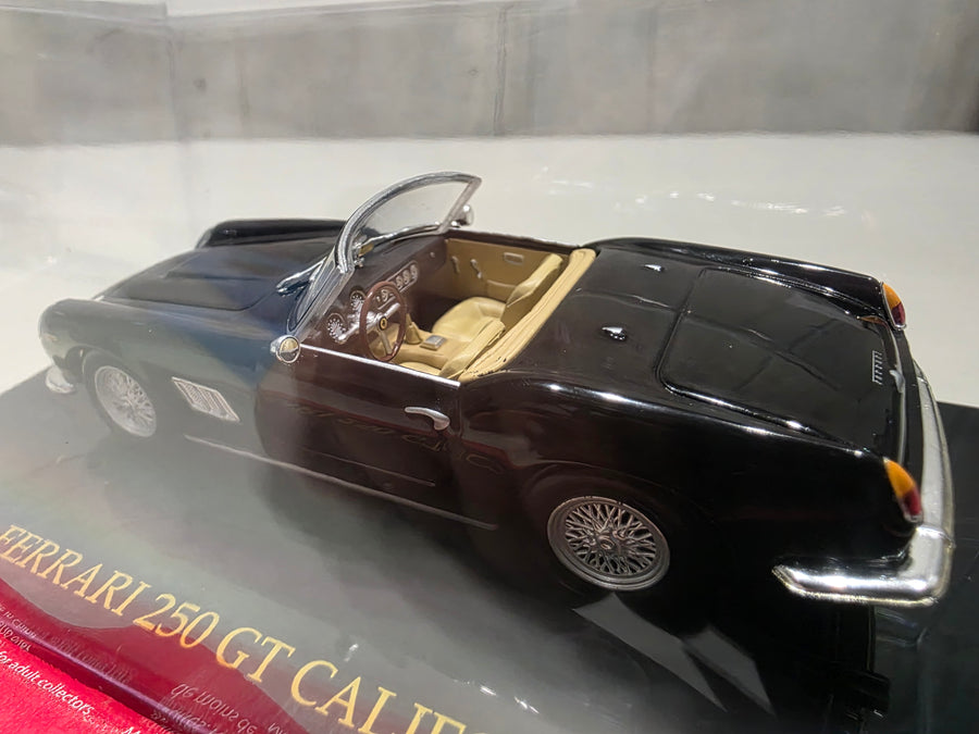 FERRARI 250 GT CALIFORNIA - 1:43 SCALE DIECAST MODEL