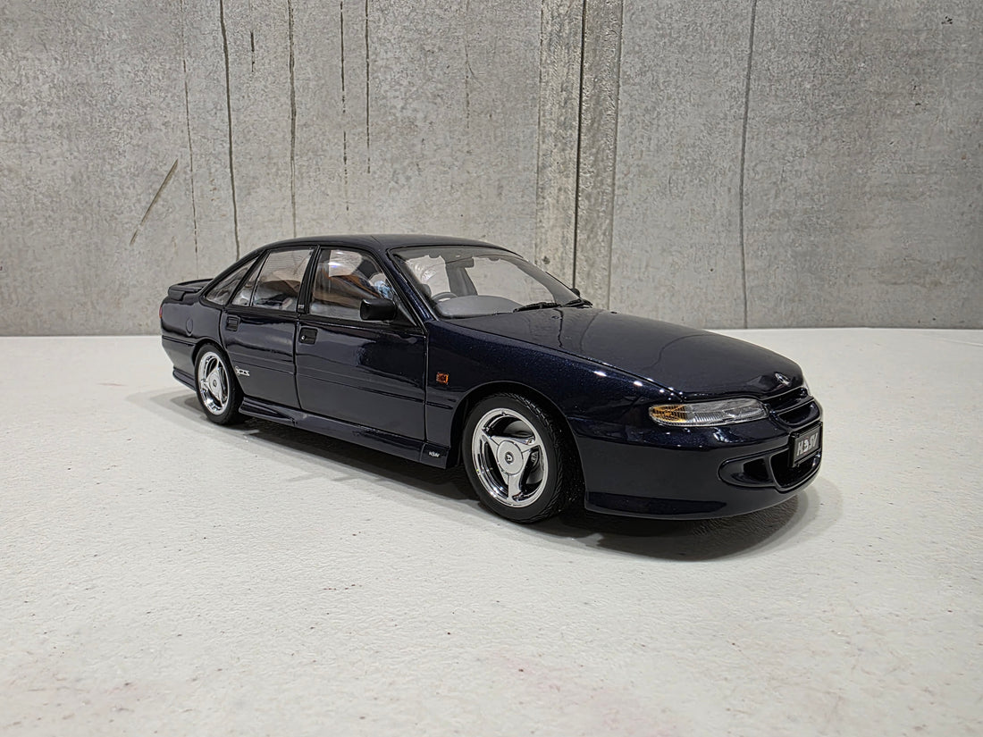 HSV VS GTS - 1:18 SCALE DIECAST MODEL - GENESIS BLUE - BIANTE