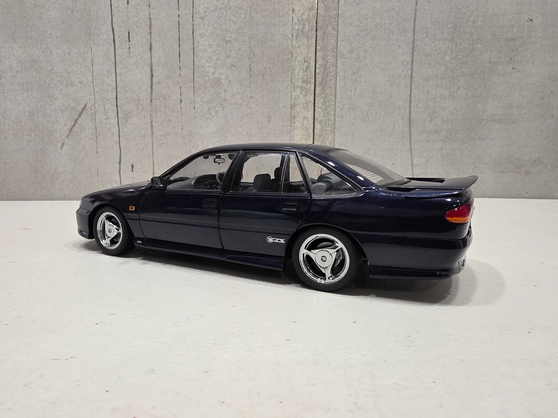HSV VS GTS - 1:18 SCALE DIECAST MODEL - GENESIS BLUE - BIANTE