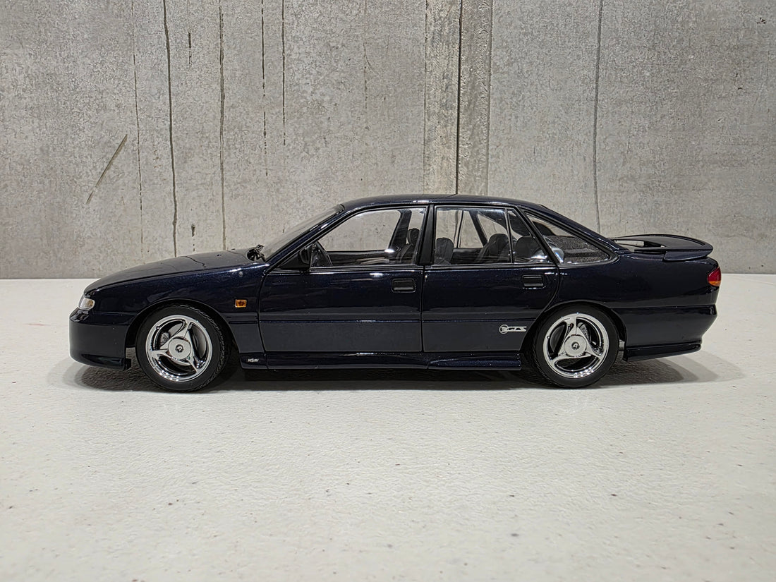 HSV VS GTS - 1:18 SCALE DIECAST MODEL - GENESIS BLUE - BIANTE