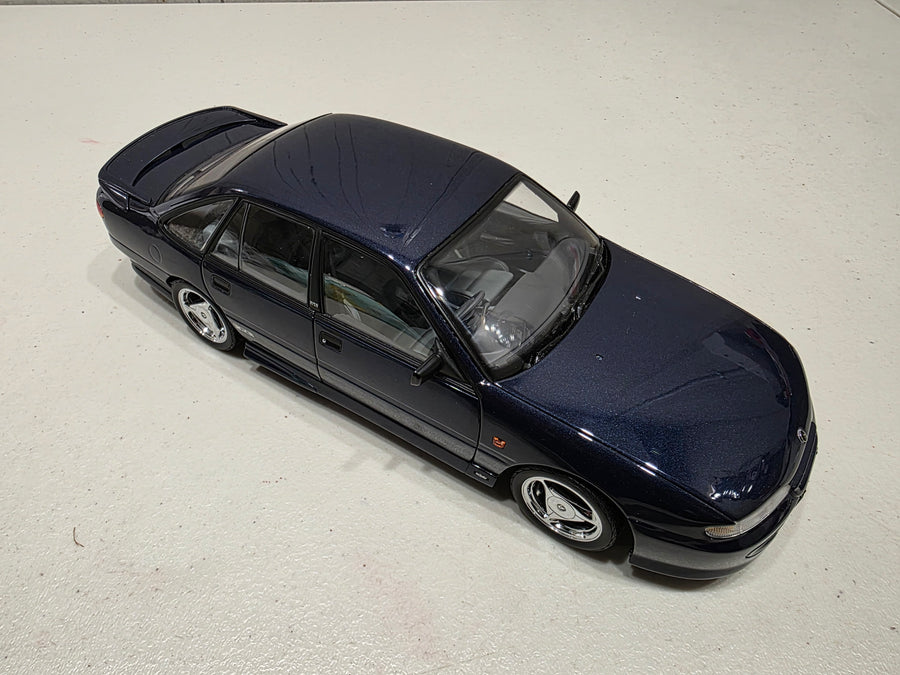 HSV VS GTS - 1:18 SCALE DIECAST MODEL - GENESIS BLUE - BIANTE