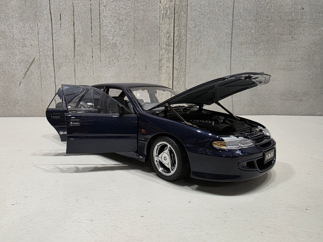 HSV VS GTS - 1:18 SCALE DIECAST MODEL - GENESIS BLUE - BIANTE