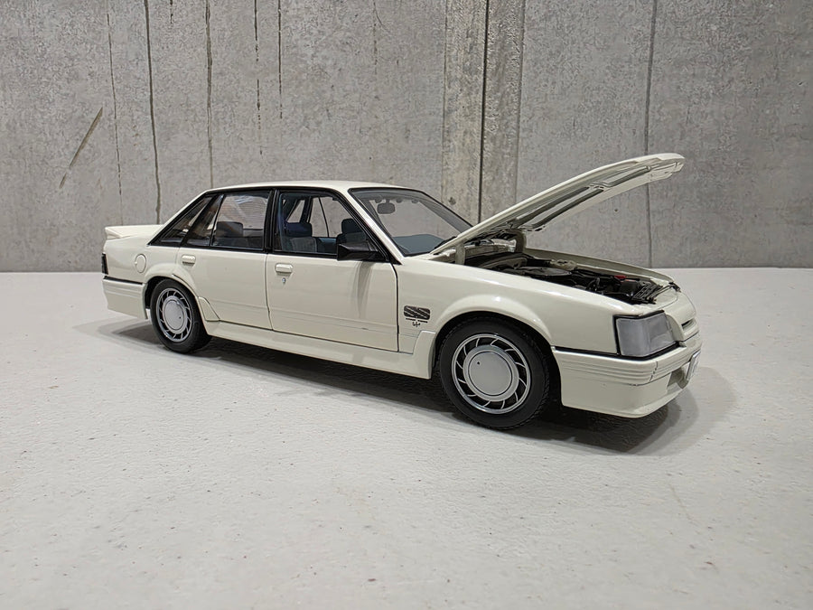 1985 HOLDEN VK COMMODORE SS GROUP THREE - 1:18 SCALE DIECAST MODEL - BIANTE