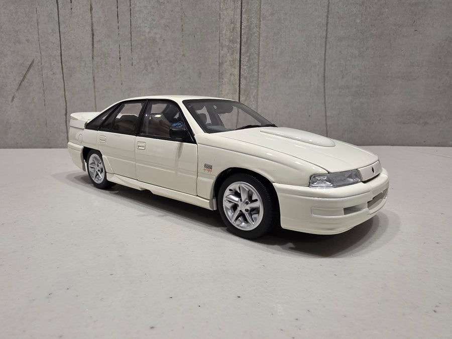 HOLDEN VN COMMODORE SS GROUP A DEVELOPMENT CAR - ALPINE WHITE - 1:18 SCALE DIECAST MODEL - BIANTE
