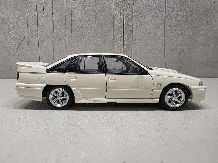 HOLDEN VN COMMODORE SS GROUP A DEVELOPMENT CAR - ALPINE WHITE - 1:18 SCALE DIECAST MODEL - BIANTE