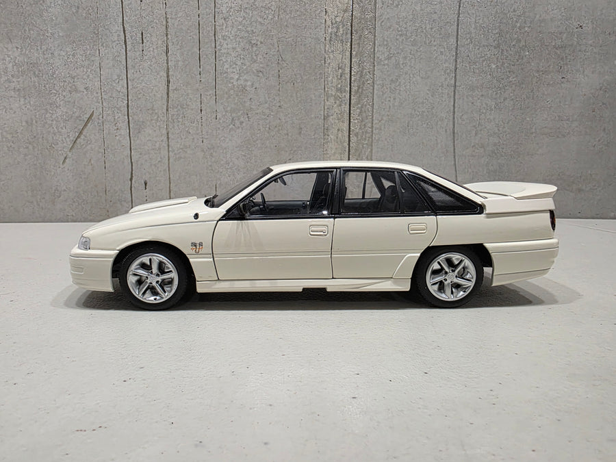 HOLDEN VN COMMODORE SS GROUP A DEVELOPMENT CAR - ALPINE WHITE - 1:18 SCALE DIECAST MODEL - BIANTE