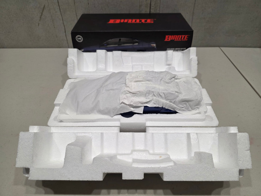 HOLDEN VF COMMODORE SSV REDLINE - SLIPSTREAM BLUE - 1:18 SCALE DIECAST MODEL - BIANTE