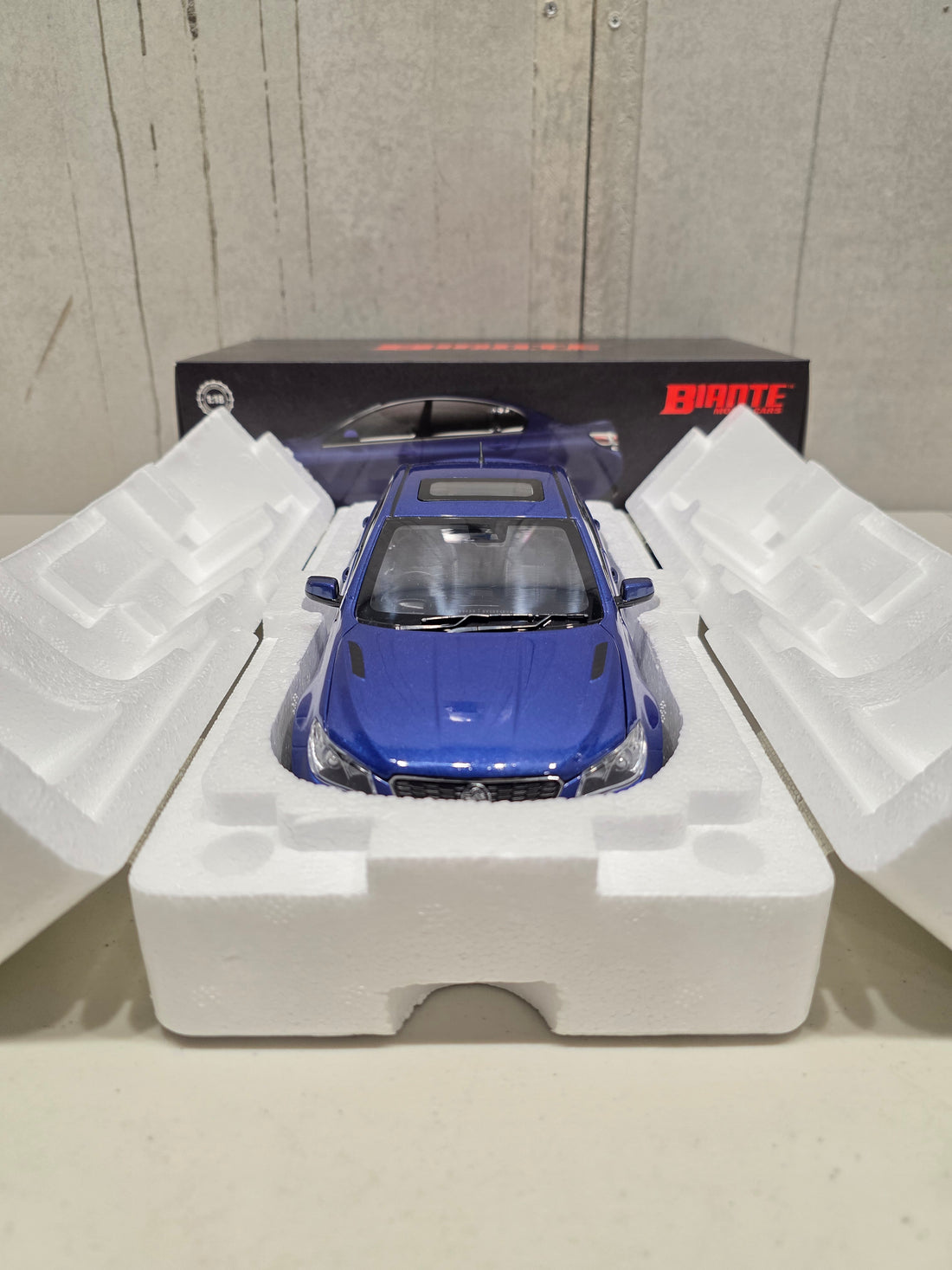 HOLDEN VF COMMODORE SSV REDLINE - SLIPSTREAM BLUE - 1:18 SCALE DIECAST MODEL - BIANTE