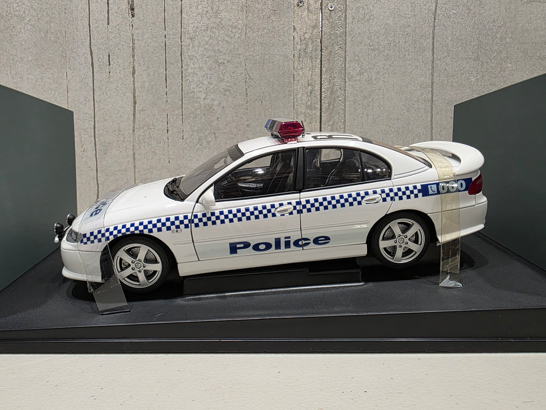 HOLDEN VX SS VICTORIAN POLICE CAR - 1:18 SCALE DIECAST MODEL - AUTOart