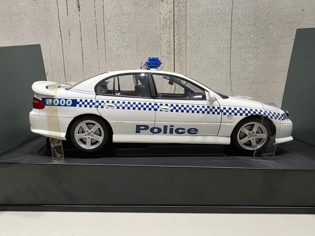 HOLDEN VX SS VICTORIAN POLICE CAR - 1:18 SCALE DIECAST MODEL - AUTOart