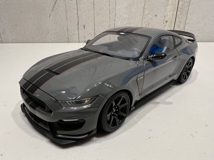 FORD SHELBY GT-350R (LEAD FOOT GREY W/ BLACK STRIPES) 1:18 - AUTOART