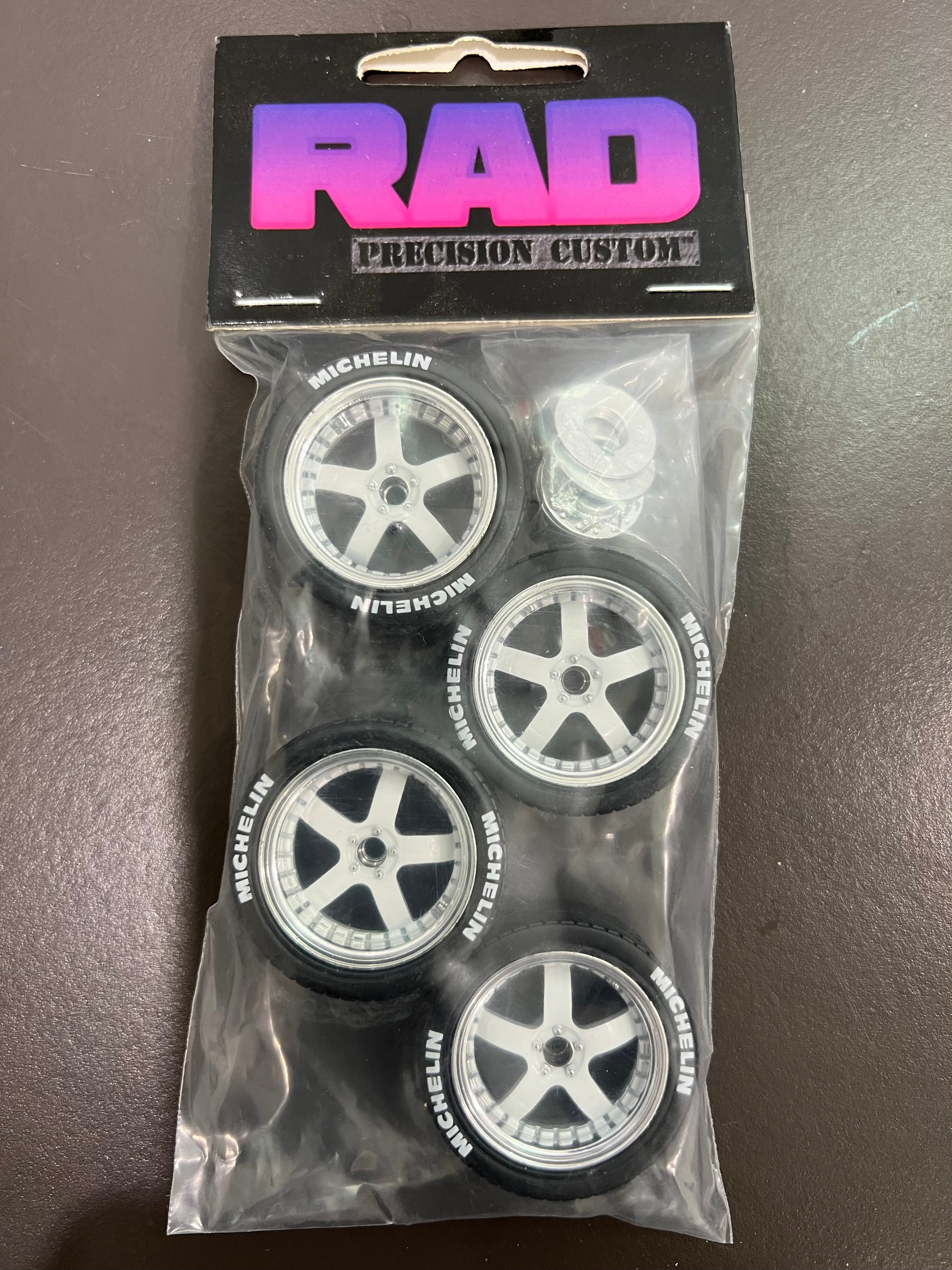 Rad Racer Wheel RAD WHITE CENTERED STAGGERED WHEEL & TYRE SET - 1:18 SCALE