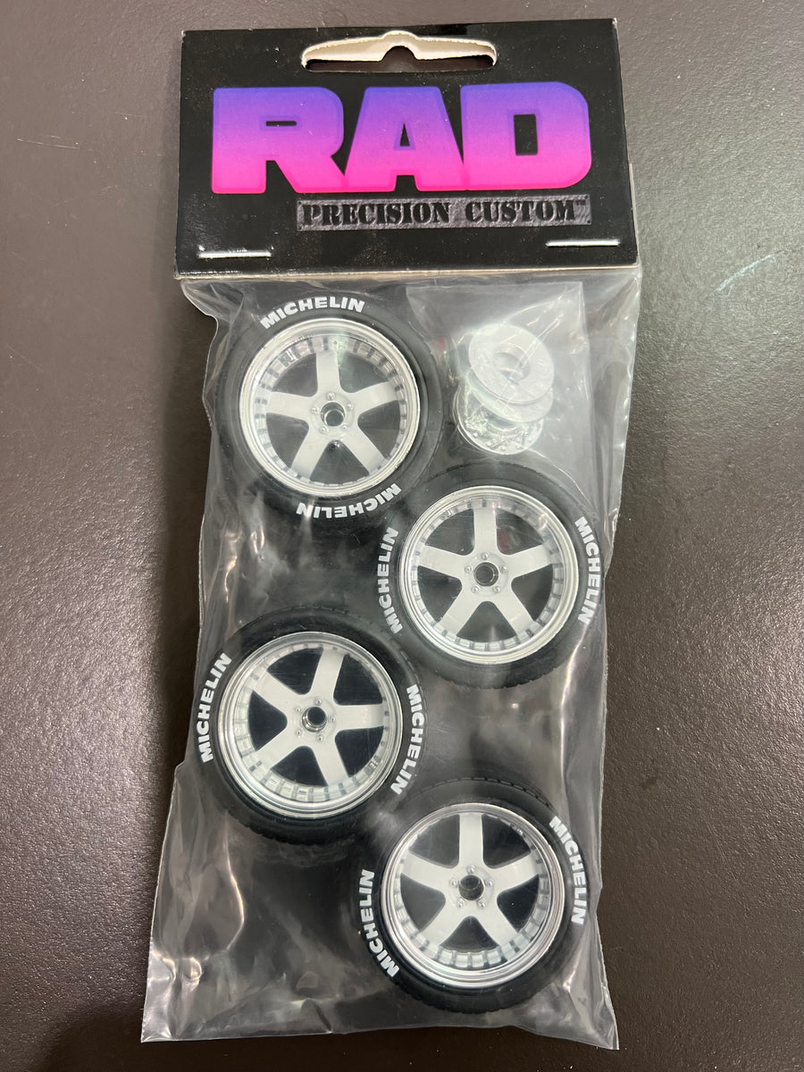 RAD WHITE CENTERED STAGGERED WHEEL & TYRE SET - 1:18 SCALE