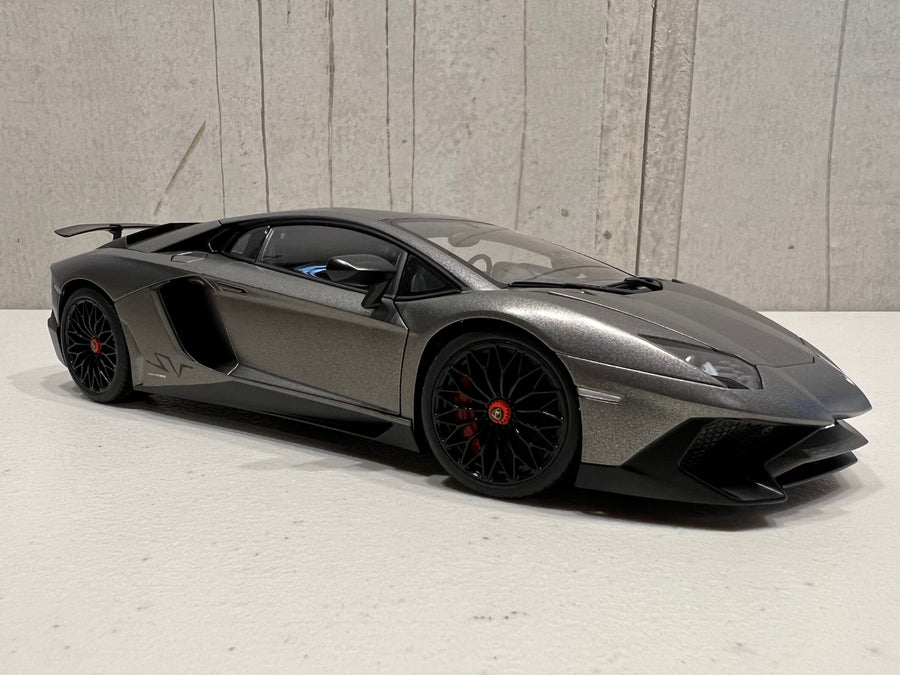 LAMBORGHINI AVENTADOR LP750-4 SV (GRIGIO TITANS/MATT GREY) 1:18 - AUTOART