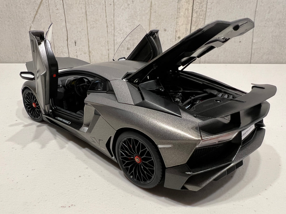 LAMBORGHINI AVENTADOR LP750-4 SV (GRIGIO TITANS/MATT GREY) 1:18 - AUTOART