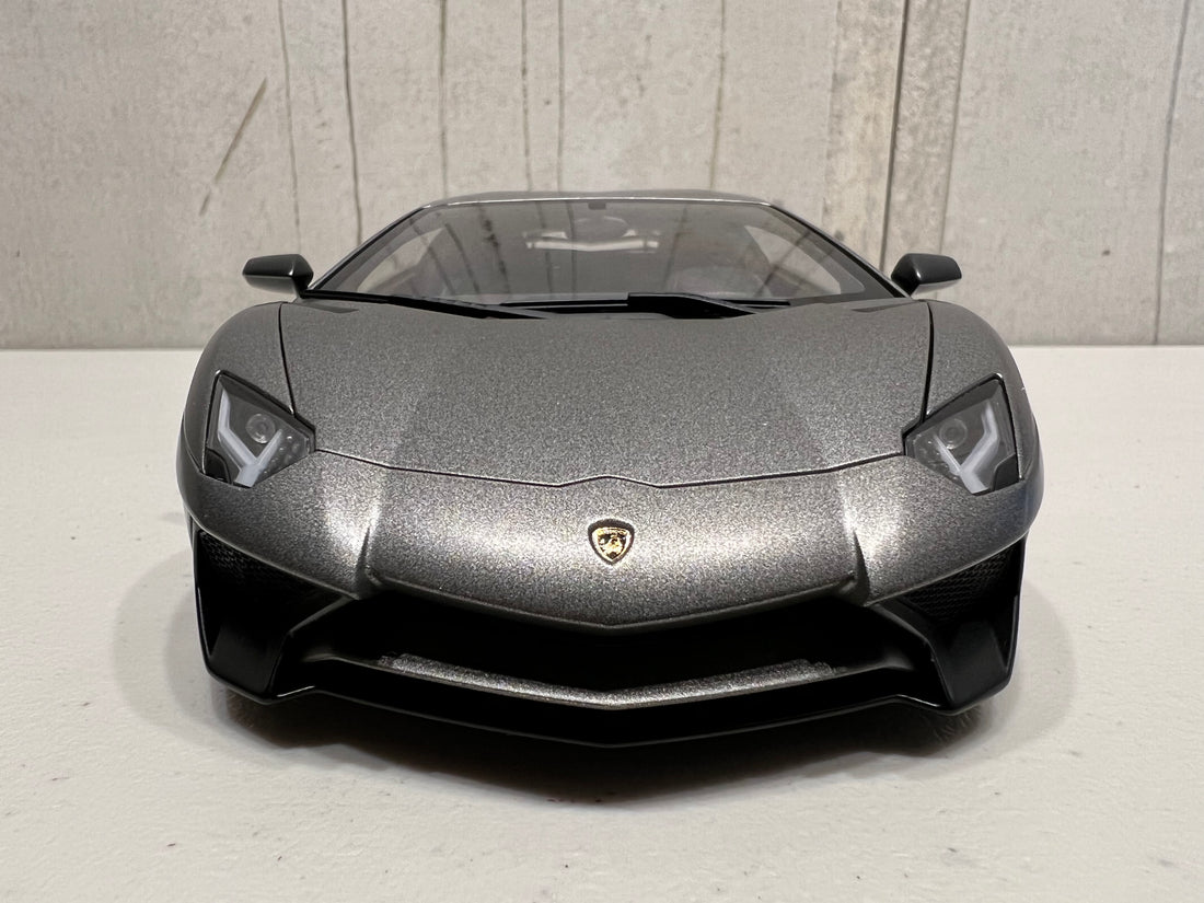 LAMBORGHINI AVENTADOR LP750-4 SV (GRIGIO TITANS/MATT GREY) 1:18 - AUTOART