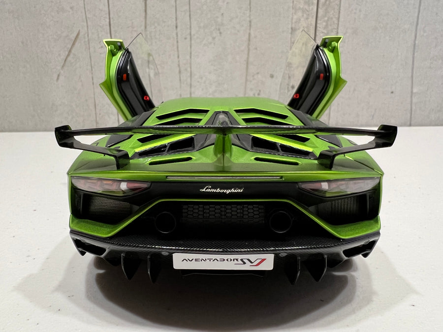 LAMBORGHINI AVENTADOR SVJ (VERDE ALCEO/MATT GREEN) 1:18 AUTOART