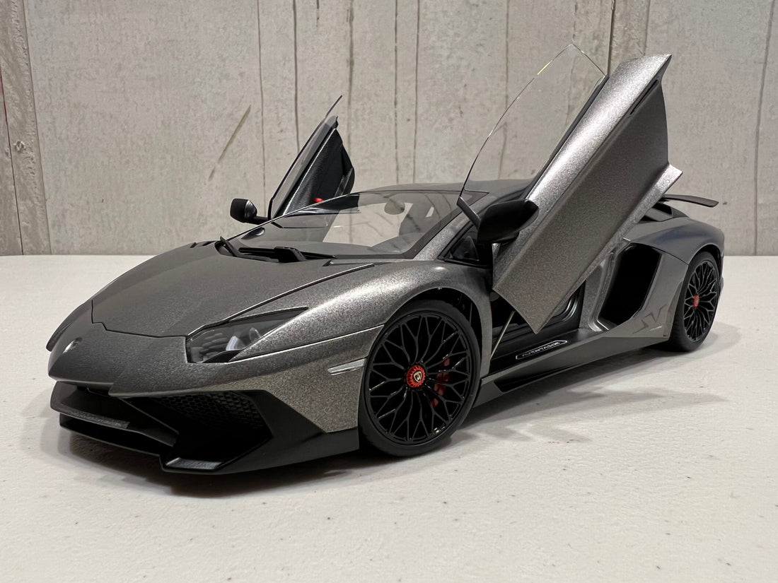 LAMBORGHINI AVENTADOR LP750-4 SV (GRIGIO TITANS/MATT GREY) 1:18 - AUTOART