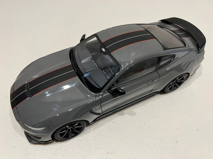 FORD SHELBY GT-350R (LEAD FOOT GREY W/ BLACK STRIPES) 1:18 - AUTOART