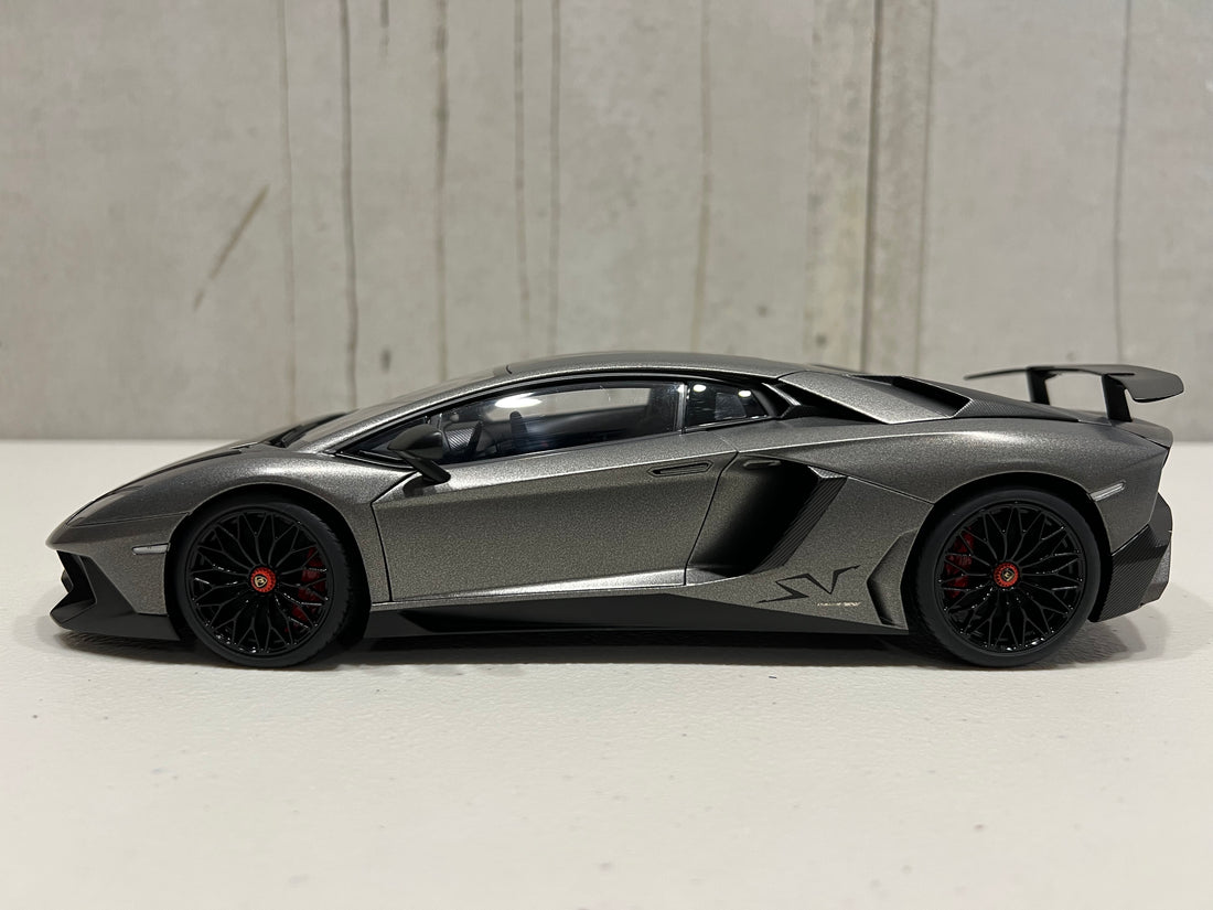 LAMBORGHINI AVENTADOR LP750-4 SV (GRIGIO TITANS/MATT GREY) 1:18 - AUTOART