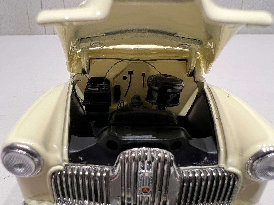 1948 CREAM FX HOLDEN SEDAN - 1:24 SCALE DIECAST MODEL - DDA