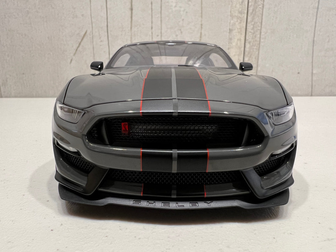 FORD SHELBY GT-350R (LEAD FOOT GREY W/ BLACK STRIPES) 1:18 - AUTOART