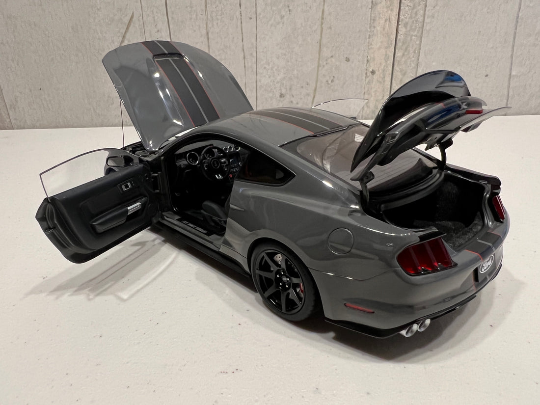 FORD SHELBY GT-350R (LEAD FOOT GREY W/ BLACK STRIPES) 1:18 - AUTOART