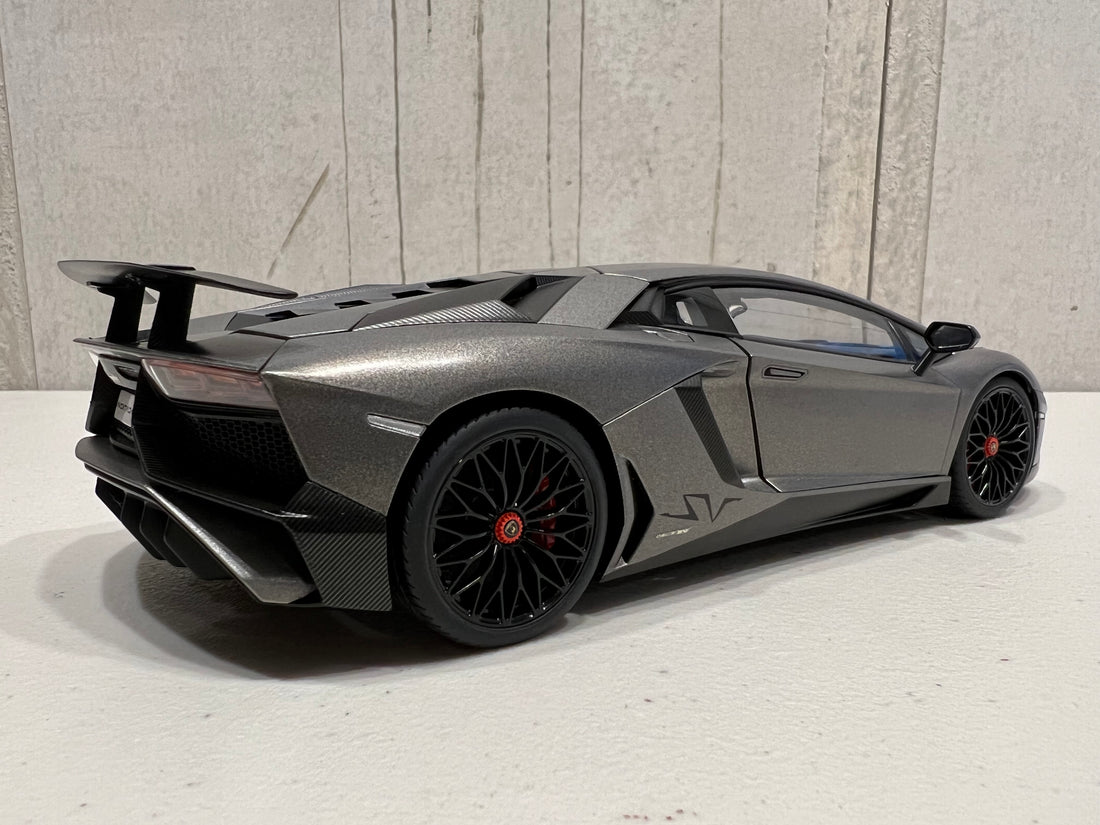 LAMBORGHINI AVENTADOR LP750-4 SV (GRIGIO TITANS/MATT GREY) 1:18 - AUTOART