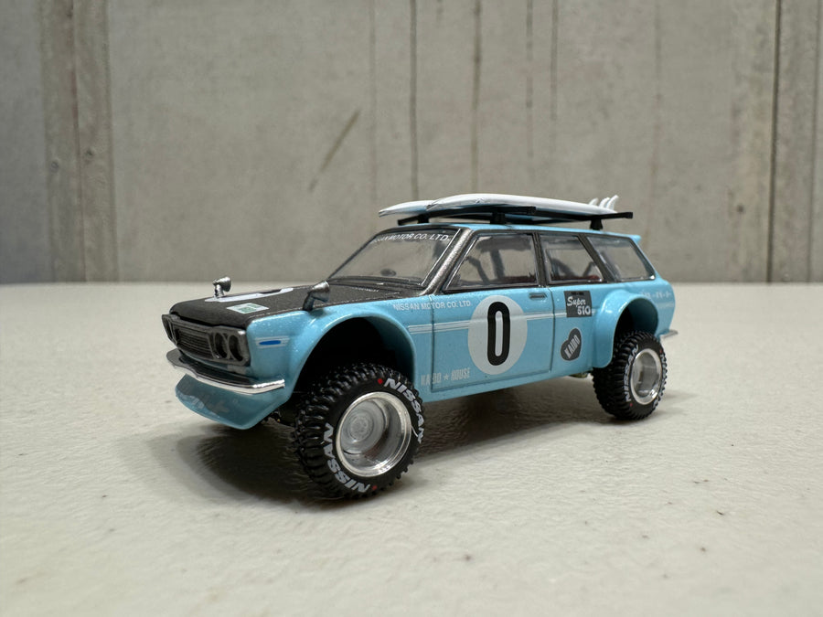 Datsun KAIDO 510 Wagon 4x4 Winter Holiday Edition - 1:64 Scale Diecast Model Car - Mini GT