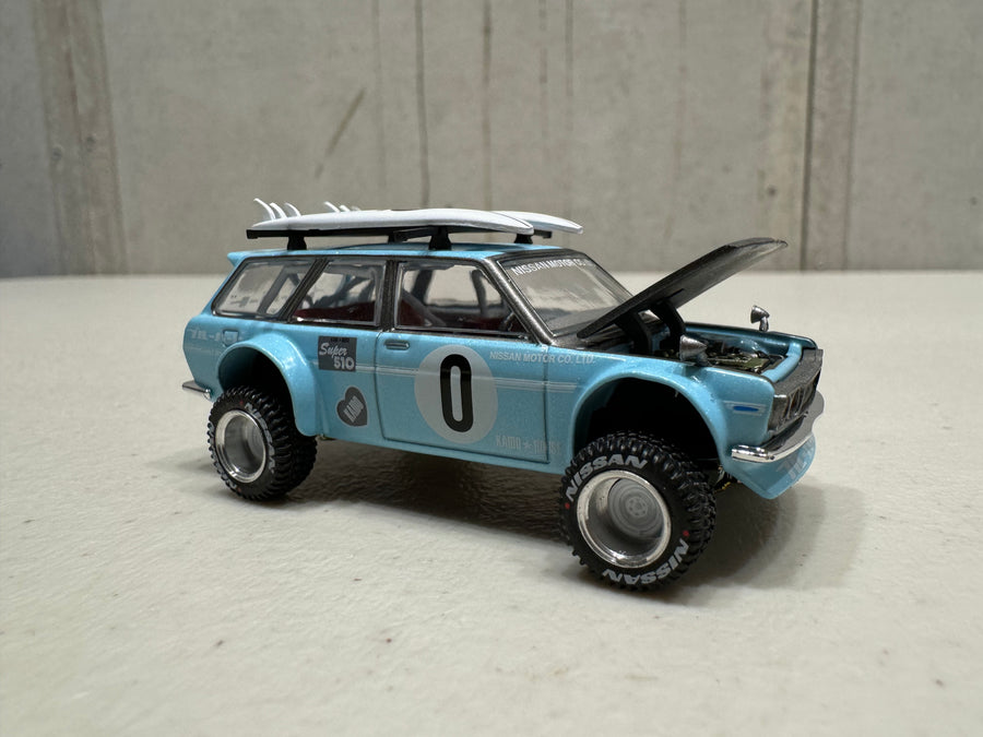 Datsun KAIDO 510 Wagon 4x4 Winter Holiday Edition - 1:64 Scale Diecast Model Car - Mini GT