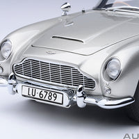 ASTON MARTIN DB5 "007 GOLDFINGER" (W/ WEAPONS) (BIRCH SILVER) - 1:18 SCALE MODEL - AUTOART