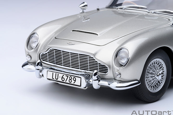 ASTON MARTIN DB5 "007 GOLDFINGER" (W/ WEAPONS) (BIRCH SILVER) - 1:18 SCALE MODEL - AUTOART