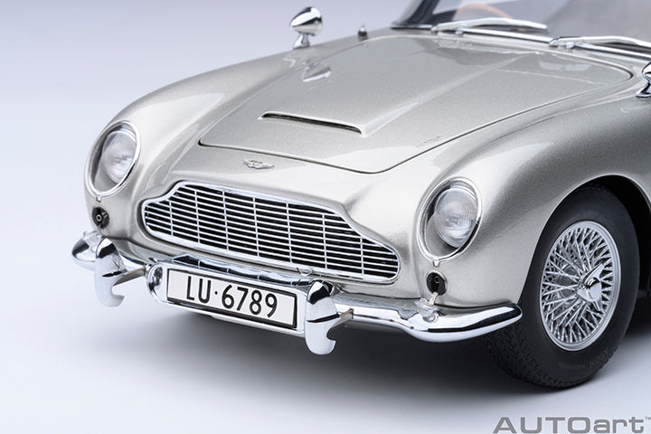 ASTON MARTIN DB5 "007 GOLDFINGER" (W/ WEAPONS) (BIRCH SILVER) - 1:18 SCALE MODEL - AUTOART