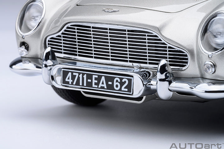 ASTON MARTIN DB5 "007 GOLDFINGER" (W/ WEAPONS) (BIRCH SILVER) - 1:18 SCALE MODEL - AUTOART