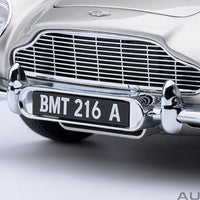 ASTON MARTIN DB5 "007 GOLDFINGER" (W/ WEAPONS) (BIRCH SILVER) - 1:18 SCALE MODEL - AUTOART