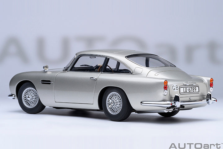 ASTON MARTIN DB5 "007 GOLDFINGER" (W/ WEAPONS) (BIRCH SILVER) - 1:18 SCALE MODEL - AUTOART